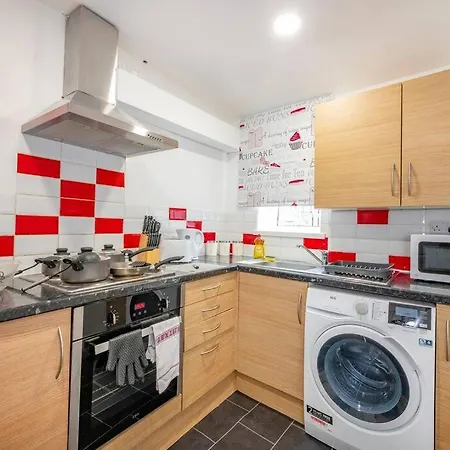 *2a* Ground Floor House Setup For Your Amazing & Relaxed + Free Parking + Free Fast Wifi Holiday home *
