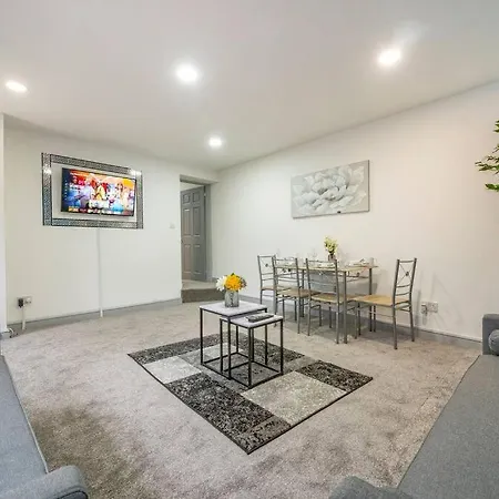 Holiday home *2a* Ground Floor House Setup For Your Amazing & Relaxed + Free Parking + Free Fast Wifi