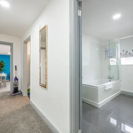 Holiday home *2a* Ground Floor House Setup For Your Amazing & Relaxed + Free Parking + Free Fast Wifi