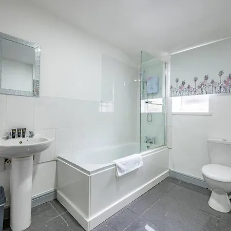 Holiday home *2a* Ground Floor House Setup For Your Amazing & Relaxed + Free Parking + Free Fast Wifi