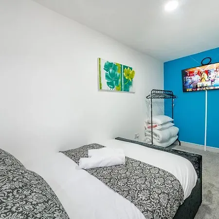 *2a* Ground Floor House Setup For Your Amazing & Relaxed + Free Parking + Free Fast Wifi Holiday home *